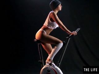 Draguta sweaty adolescenta calarit un exercise bike scaun.