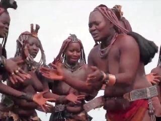 Phi himba phụ nữ nhảy và lung lay của họ xệ ngực xung quanh