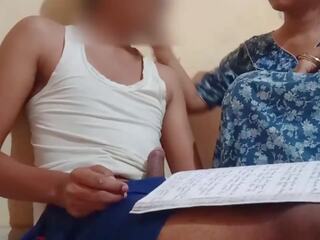 Stiefmoeder geneukt haar zoon terwijl studying met groot peter met duidelijk hindi audio | xhamster