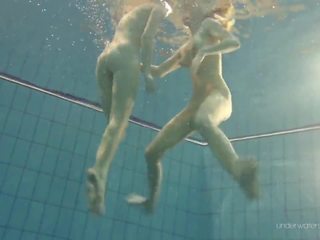 Duna et nastya chaud à trot sous l&apos;eau lesbiennes: gratuit hd cochon film 01