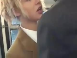 Blondýnka deity sát asijské adolescents čurák na the autobus