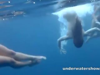 3 meninas descascamento em o mar