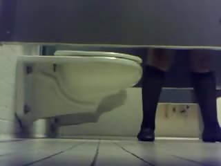 Колеж момичета тоалетна шпионин